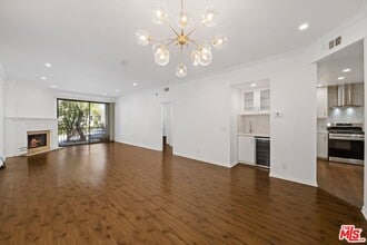 2031 S Bentley Ave in Los Angeles, CA - Building Photo - Building Photo