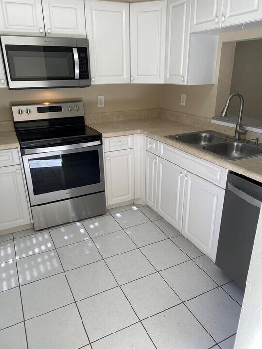 7555 Carrier Rd in Ft. Myers, FL - Building Photo