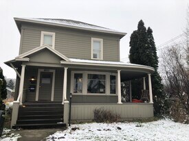 1226 E 12th St, Unit #3 in The Dalles, OR - Building Photo