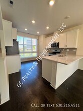 2217 Parkside Dr in Schaumburg, IL - Building Photo - Building Photo