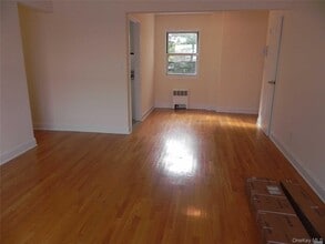 11 Schenck Ave in Great Neck Plaza, NY - Building Photo - Building Photo