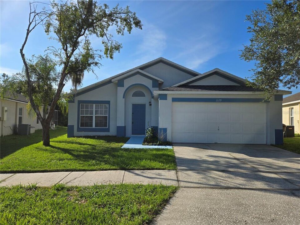 1129 Winding Water Way in Clermont, FL - Building Photo