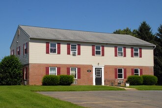 Cottage Place & Charlotte Place Apartments in Millersville, PA - Foto de edificio - Building Photo