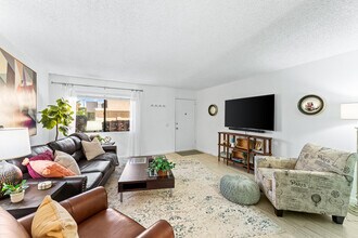2074 N Mira Vista Way in Palm Springs, CA - Building Photo - Building Photo