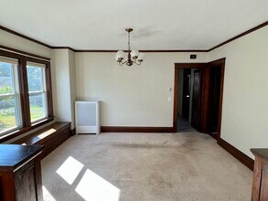 16 Davis Ave, Unit 1 in Cranston, RI - Foto de edificio - Building Photo