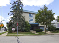 1667 S 69th St in Milwaukee, WI - Foto de edificio - Building Photo