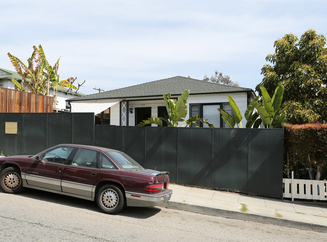 230 4th Ave in Venice, CA - Foto de edificio - Building Photo