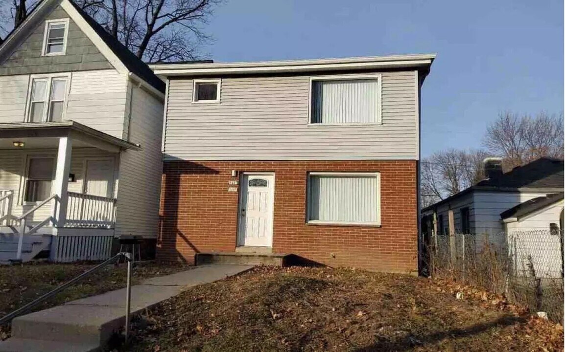 5405-5407-5407 N 37th St in Milwaukee, WI - Foto de edificio