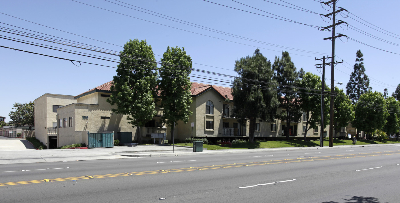 Mesa Villa in Anaheim, CA - Building Photo