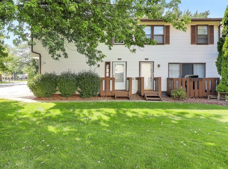 7724 W Douglas Ct, Unit 201 in Frankfort, IL - Building Photo