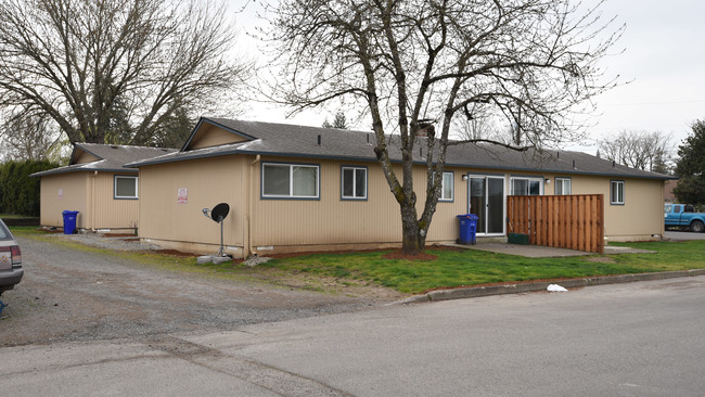 Northwest Housing 8 in Molalla, OR - Foto de edificio - Building Photo