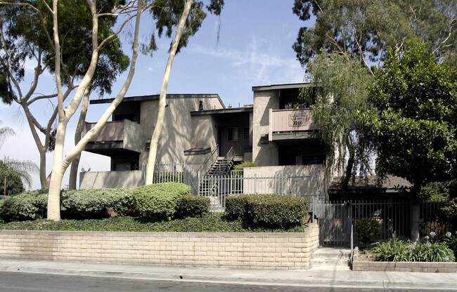 Frazier Park Apartments in Baldwin Park, CA - Foto de edificio - Building Photo