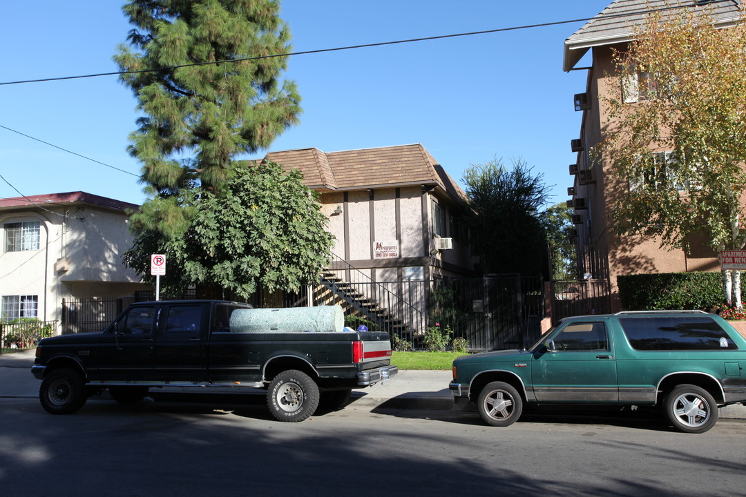 6922 Milwood Ave in Canoga Park, CA - Building Photo