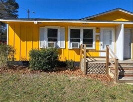 206 S 5th St in Spring Lake, NC - Building Photo