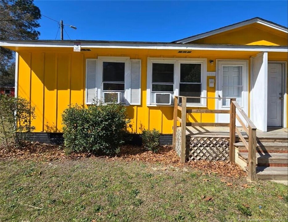 206 S 5th St in Spring Lake, NC - Building Photo
