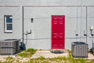 16931 Juanita Ave in Ft. Myers, FL - Foto de edificio - Building Photo