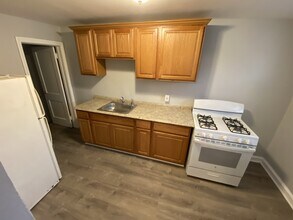 1562 Greenwood Ave in Camden, NJ - Building Photo - Building Photo