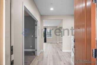 1726 Hummingbird Way in Tracy, CA - Foto de edificio - Building Photo