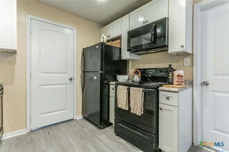 406 W Tyson Ave in Cameron, TX - Building Photo - Building Photo