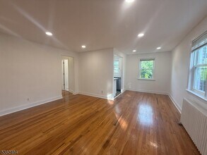 747 Linden Ave, Unit 2 in Rahway, NJ - Foto de edificio - Building Photo