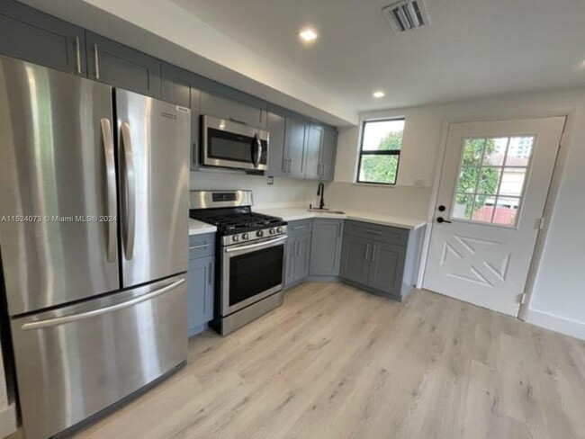 445 SW 3rd St, Unit 3 in Miami, FL - Building Photo - Building Photo
