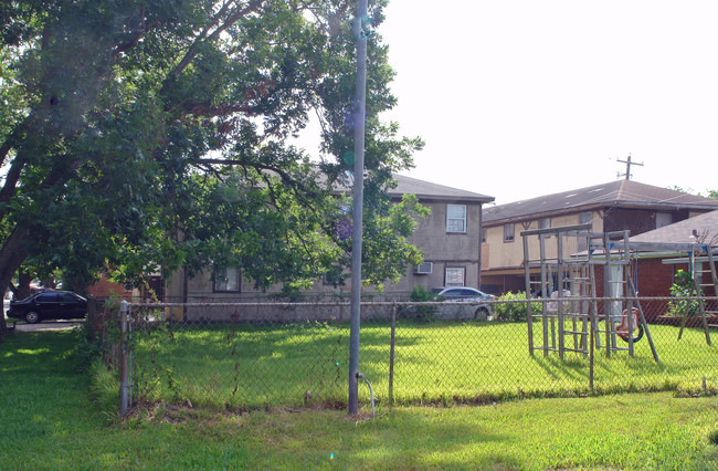 7330 Lindencrest St in Houston, TX - Building Photo - Building Photo