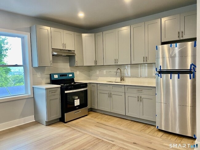 218 Charles St in Waterbury, CT - Foto de edificio - Building Photo