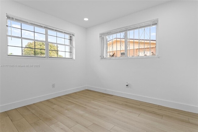 2560 NW 122nd St in Miami, FL - Building Photo - Building Photo