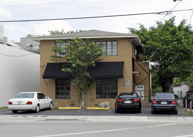 2515 SW 7th St in Miami, FL - Foto de edificio - Building Photo