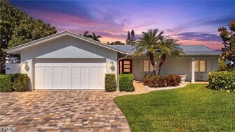 1590 Sandpiper St in Naples, FL - Building Photo