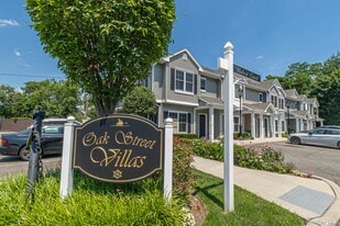 5 Robert Ct in Amityville, NY - Building Photo