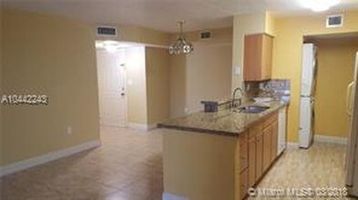 15231 SW 80th St-Unit -Unit301 in Miami, FL - Foto de edificio - Building Photo