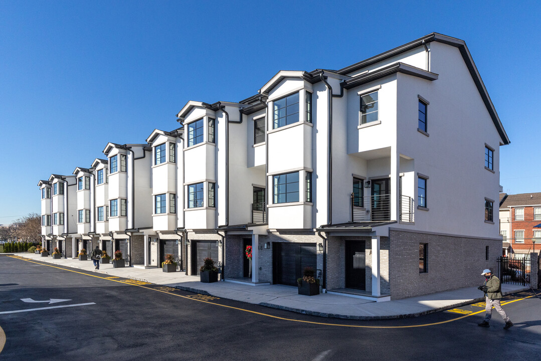 HarborFront Villas in Elizabethport, NJ - Building Photo