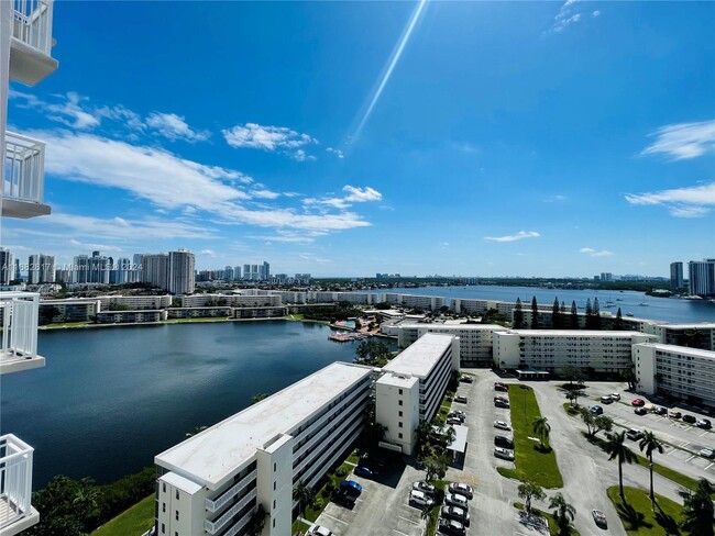 18041 Biscayne Blvd in Aventura, FL - Building Photo - Building Photo