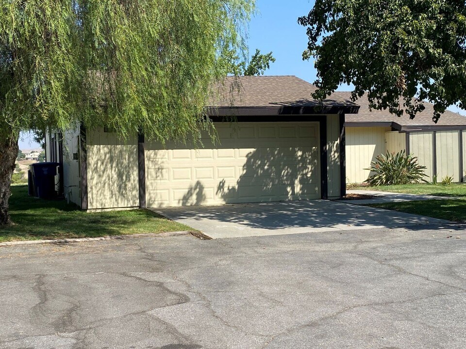 17130 Advantage Pointe Ct in Bakersfield, CA - Building Photo