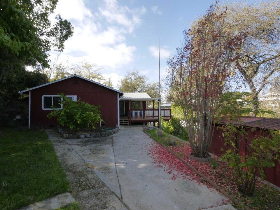 8267 Old School Way in Mokelumne Hill, CA - Building Photo