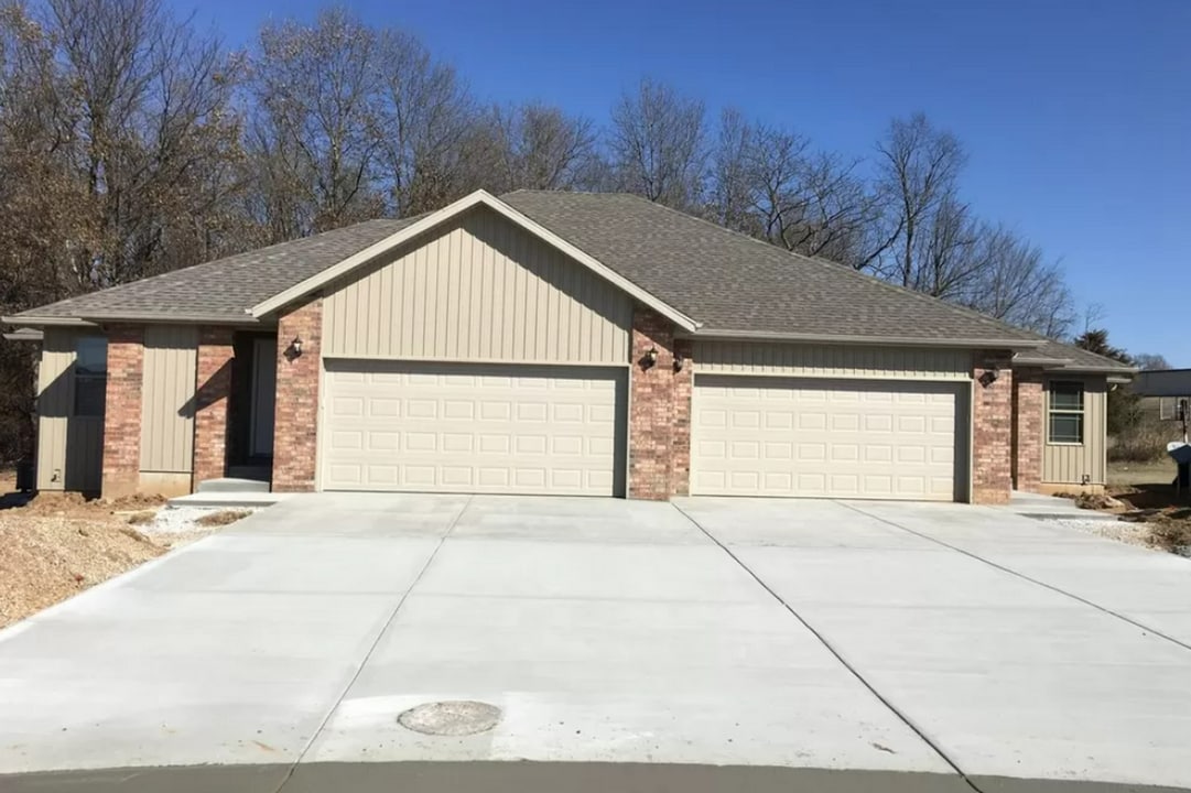 1906 S Bryson Cir in Springfield, MO - Building Photo