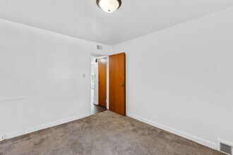 8130 W North Ave, Unit 3 in Wauwatosa, WI - Building Photo - Building Photo