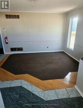 215 Roberts Rd in Grimsby, ON - Building Photo - Building Photo