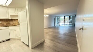 2000 Presidential Way in West Palm Beach, FL - Building Photo - Building Photo