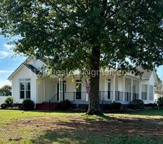112 Bluestem Dr NE in Meridianville, AL - Building Photo