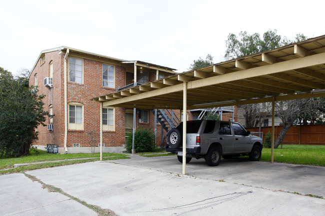 102 E Mandalay Dr in San Antonio, TX - Building Photo - Building Photo