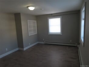 54 2nd Ave in Bay Shore, NY - Building Photo - Building Photo