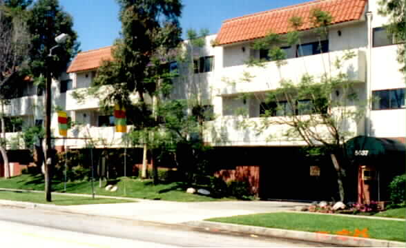 Hazeltine Royal Villas in Van Nuys, CA - Building Photo - Building Photo