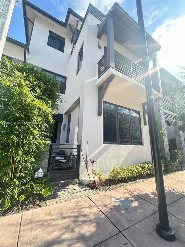 8443 NW 47th St in Doral, FL - Building Photo - Building Photo