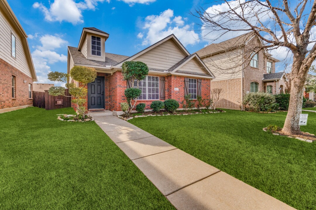 8912 Tucker St in Cross Roads, TX - Building Photo