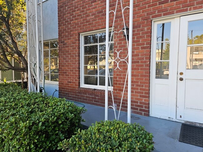 1237 N Brand Blvd, Unit #1 in Glendale, CA - Foto de edificio - Building Photo