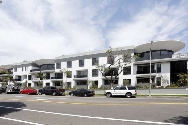 1350 Roxbury Dr in Los Angeles, CA - Foto de edificio - Building Photo