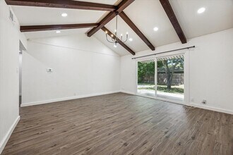 5700 Garden Oaks Dr in Austin, TX - Building Photo - Building Photo