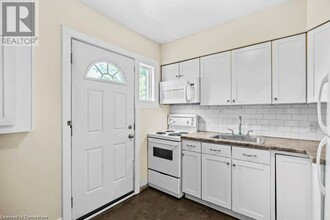 15 Freeman Pl in Hamilton, ON - Building Photo - Building Photo